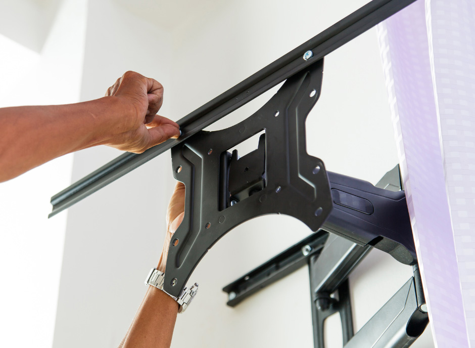 mu�sk� ruky pripev�uj�ce stojan na telev�zor na stenu